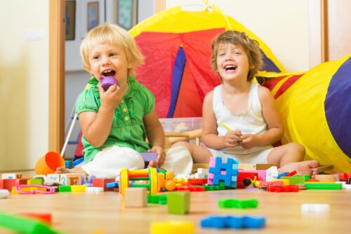 children-playing-with-blocks-min