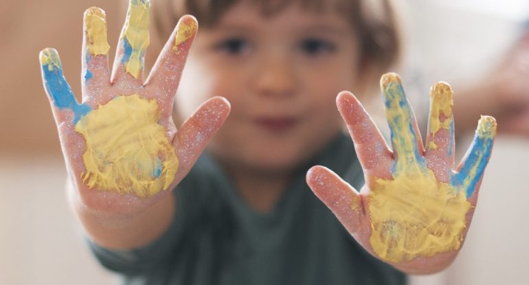 little-child-painting-like-artist-min little-child-painting-like-artist-min